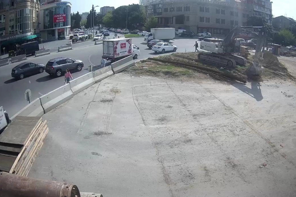 В Баку на ряде улиц и проспектов ограничено движение транспорта