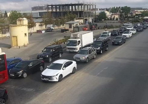 В Баку на ряде улиц и проспектов затруднено движение транспорта