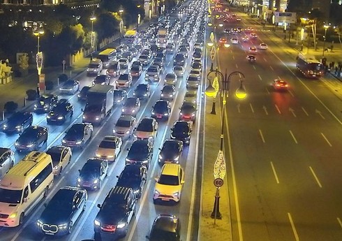 В Баку на ряде улиц наблюдаются пробки