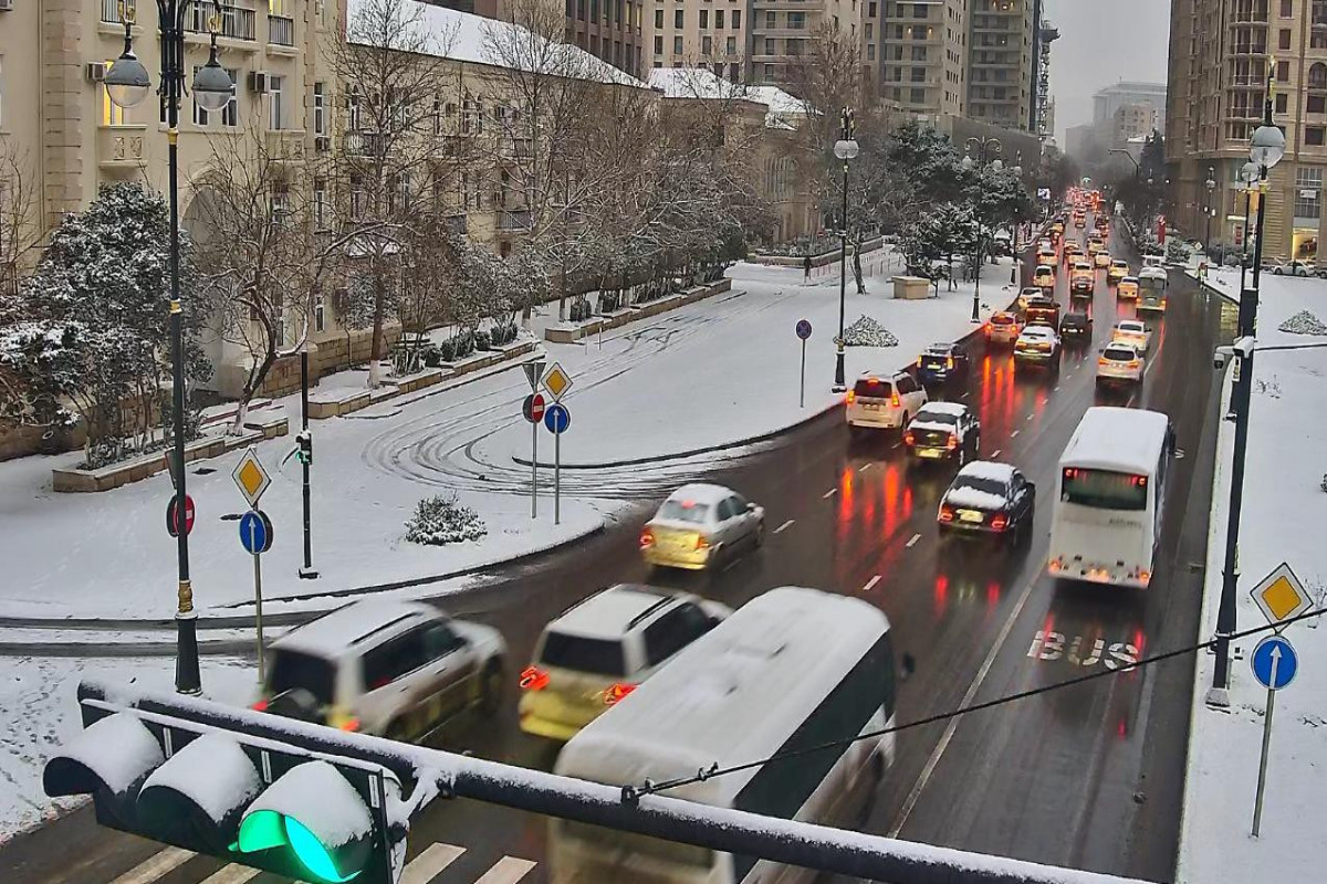В Баку на ряде улиц затруднено движение транспорта - СПИСОК