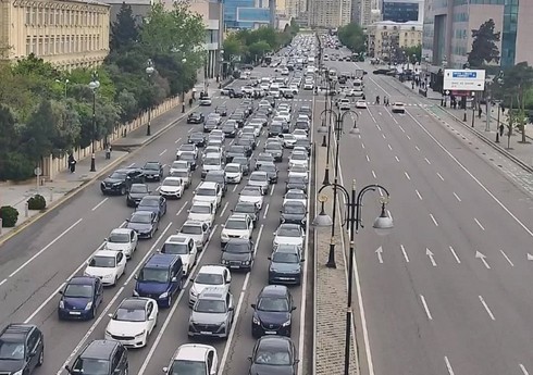 В Баку наблюдаются пробки в 18 направлениях