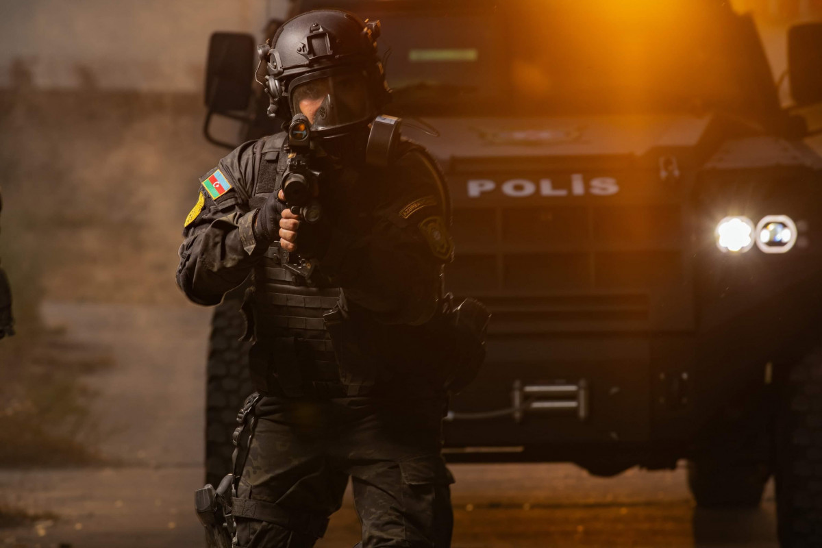 В Баку обезврежен наркокурьер, оказавший сопротивление полиции, задержаны двое