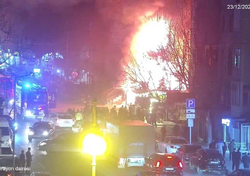 В Баку ограничено движение транспорта из-за пожара на объекте на улице Гусейна Сейидзаде