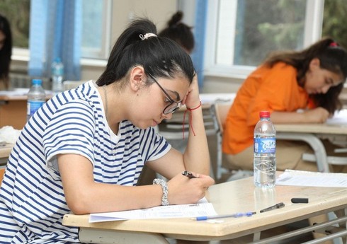 В Баку около 50 тыс. учащихся 6-х классов приняли участие в мониторинге успеваемости