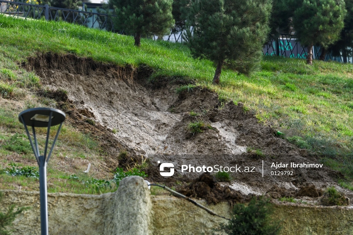 В Баку оползень во дворе поликлиники произошел из-за магистрального водопровода?