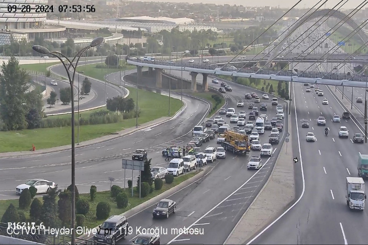 В Баку опрокинулся грузовик с битумом, заблокировано движение в направлении станции метро "20 января"