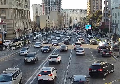 В Баку почти на 20 улицах затруднено движение транспорта