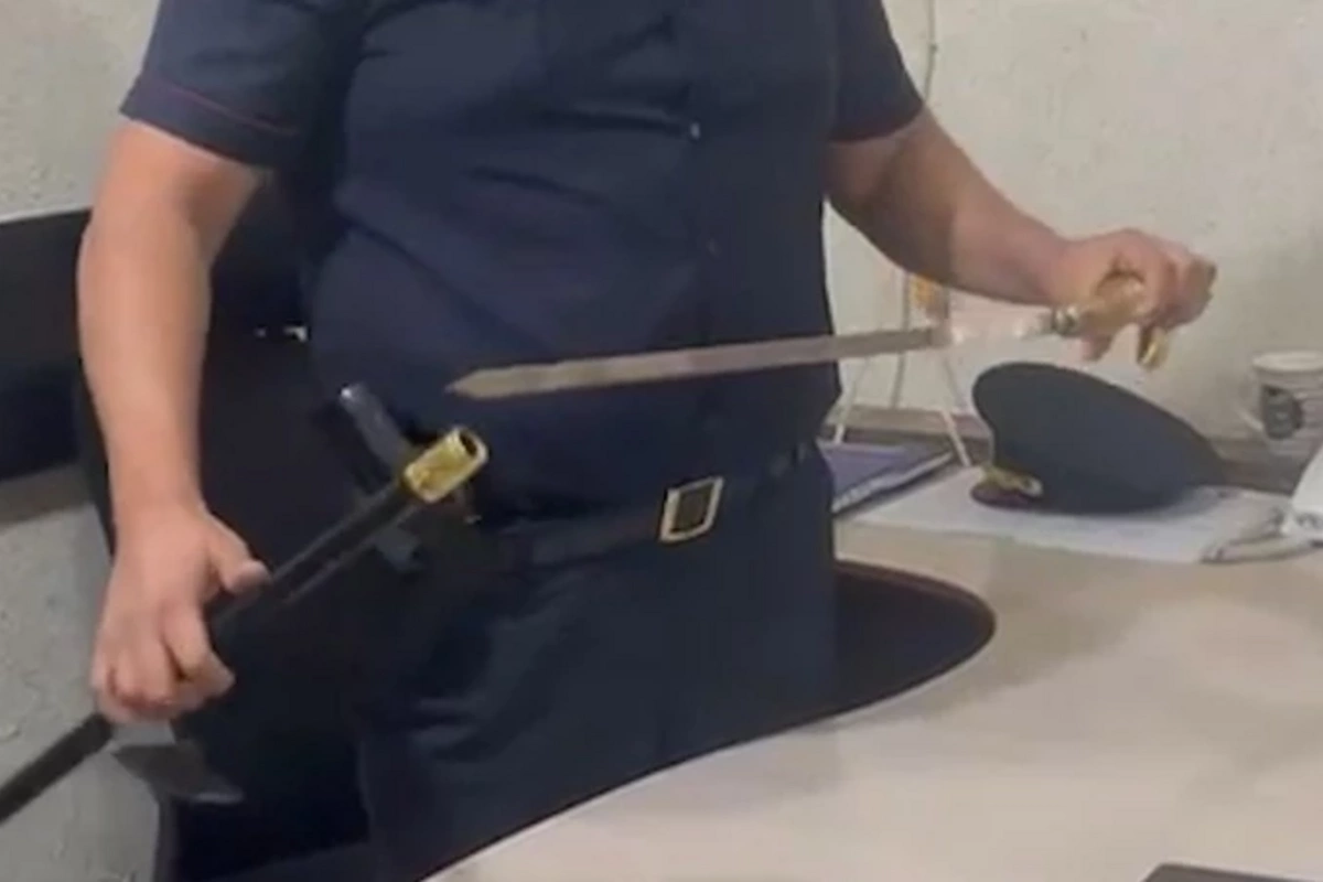 В Баку полиция задержала водителя-наркомана с кинжалом