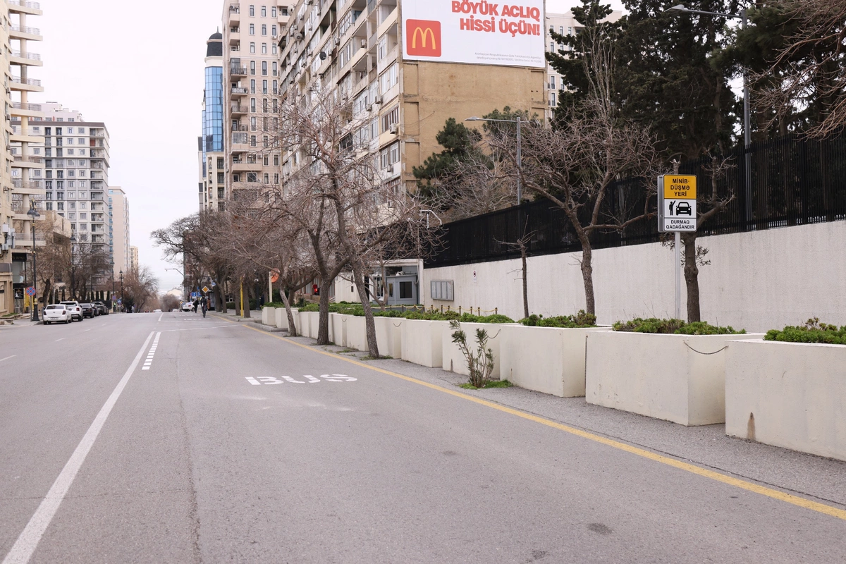 В Баку появились новые места посадки и высадки на автобусных полосах