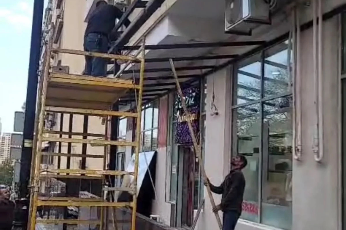 В Баку пресекли незаконный захват пешеходного тротуара