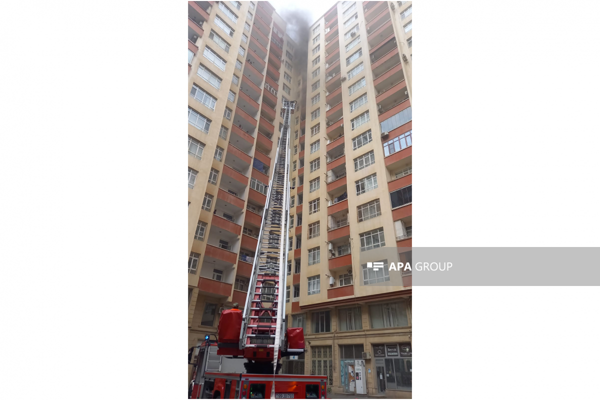 В Баку произошел пожар в многоэтажном здании -ВИДЕО