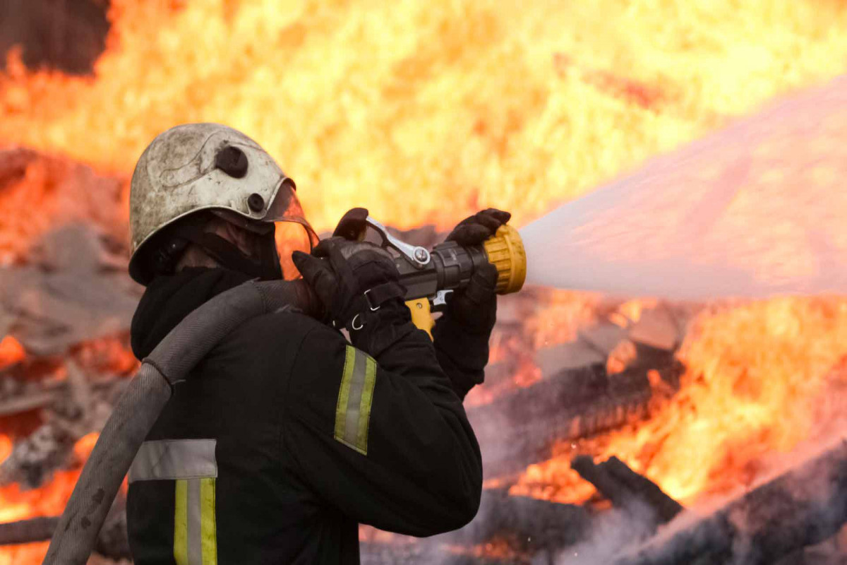 В Баку произошел пожар в жилом доме, эвакуированы 7 человек – ВИДЕО