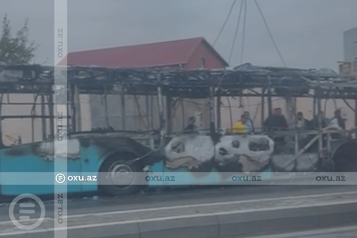 В Баку сгорел пассажирский автобус