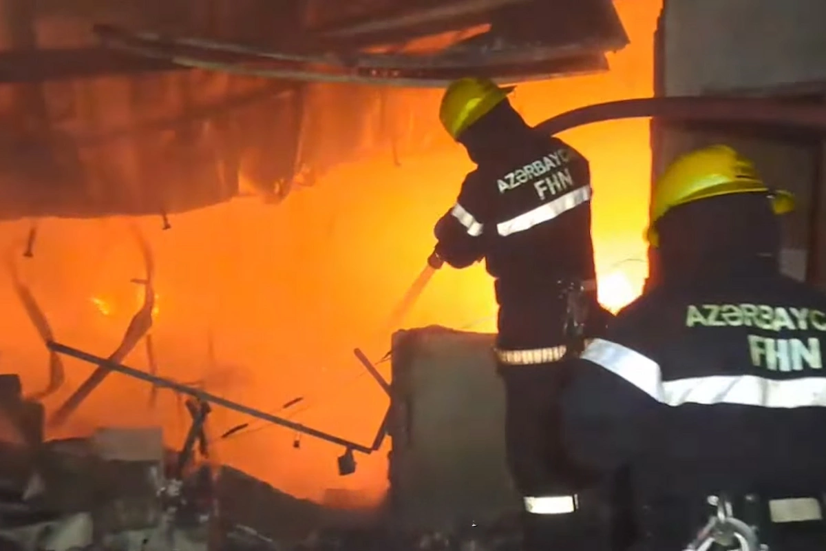 В Баку сгорел "шинный рынок"