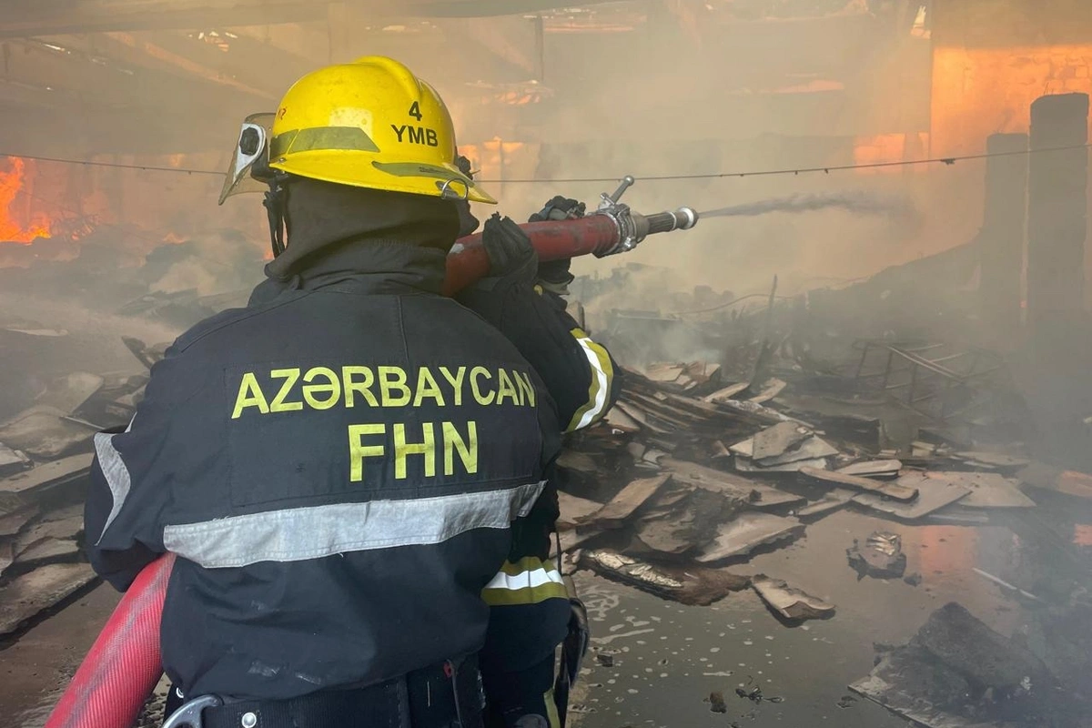В Баку сгорели 3 автомобиля