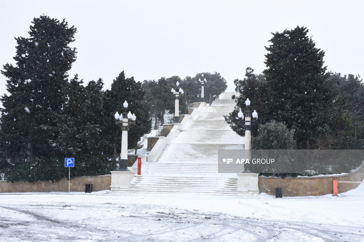 В Баку сохранится снежная погода
