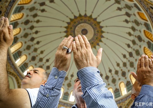 В Баку совершен праздничный намаз по случаю Гурбан байрамы