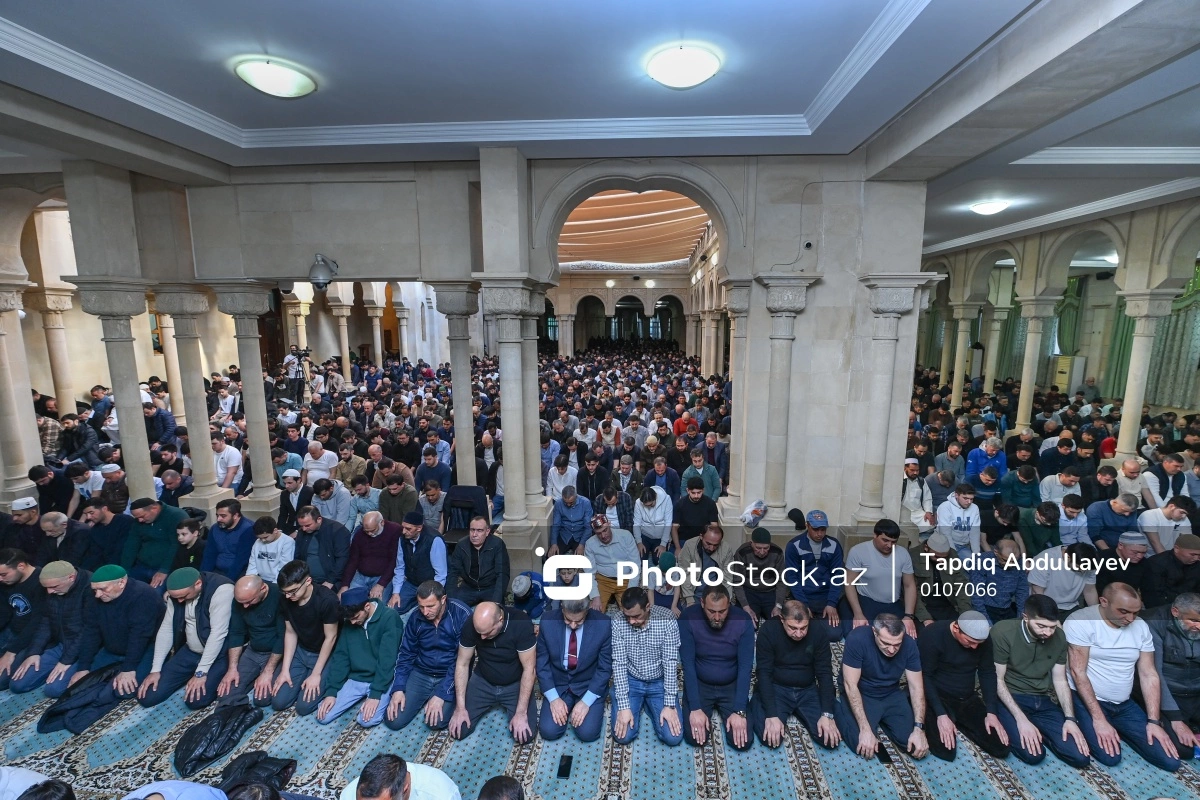 В Баку совершен праздничный намаз