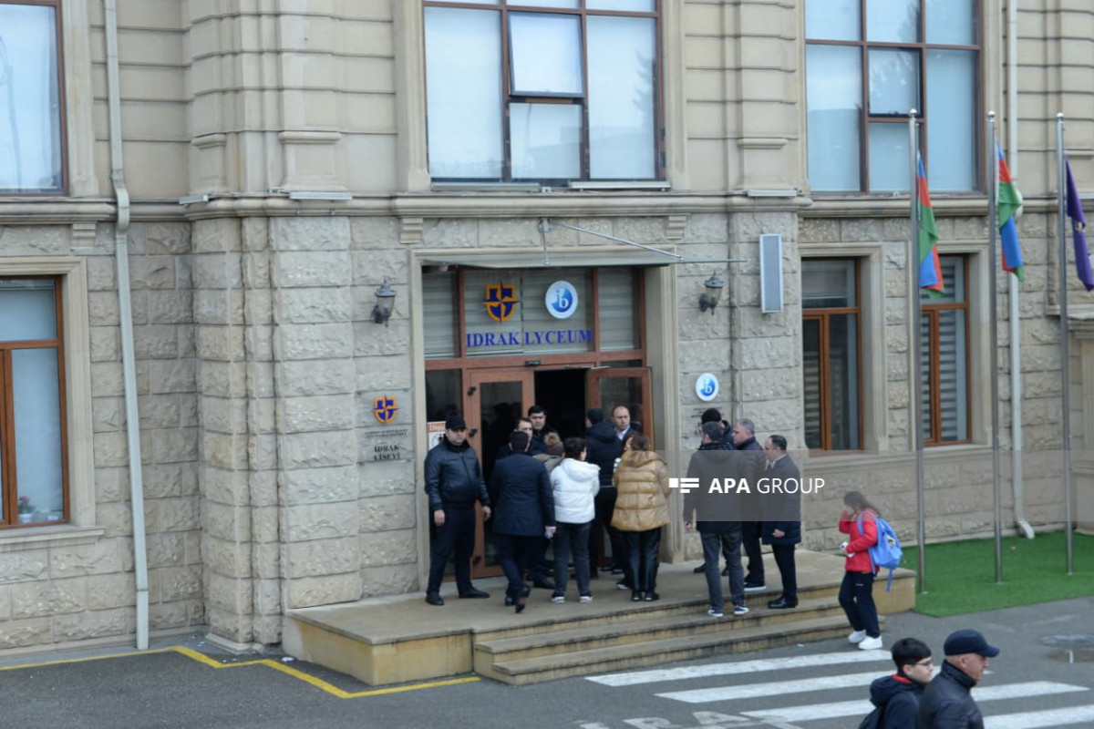 В Баку учительница, в которую выстрелил ученик, помещена в КМЦ, ее готовят к операции -ОБНОВЛЕНО-2-ФОТО