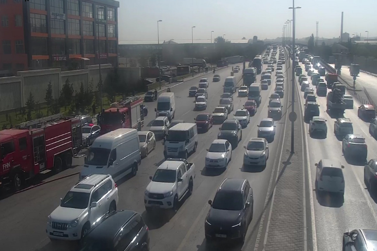 В Баку загорелся кран, на дороге образовался затор - ФОТО