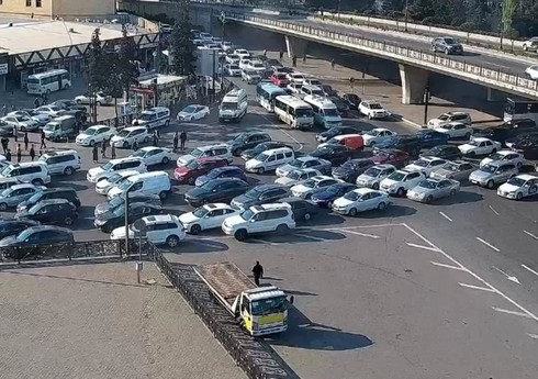 В Баку заторы наблюдаются на более чем 10 улицах и проспектах