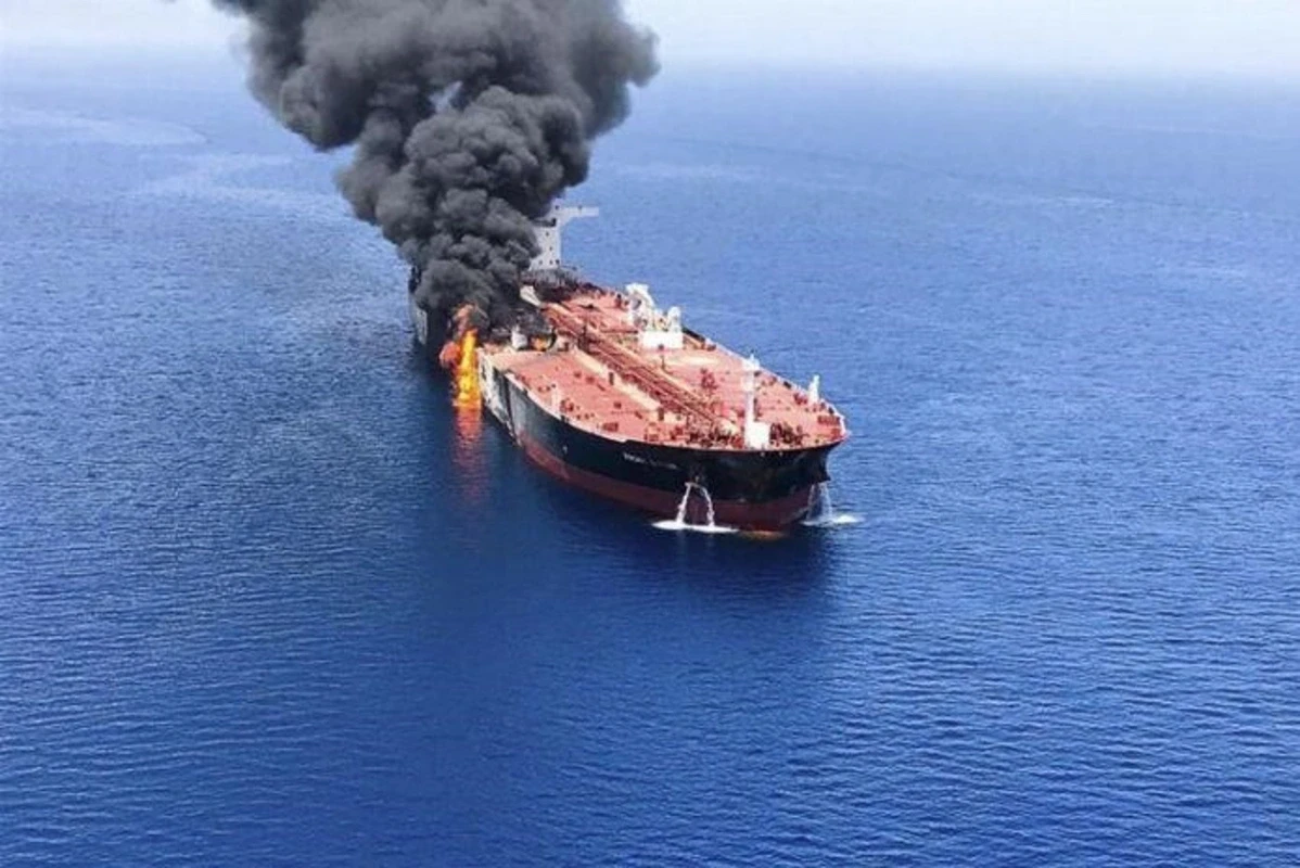 В Балтийском море загорелся нефтяной танкер