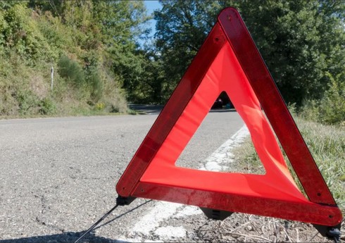 В Билясуваре два человека пострадали при опрокидывании автомобиля