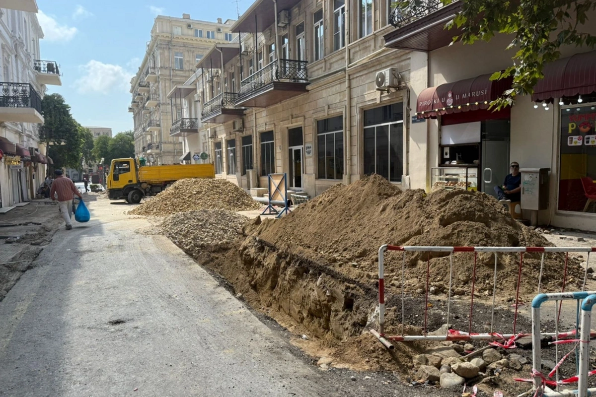 В центре Баку началась ликвидация некоторых автомобильных дорог
