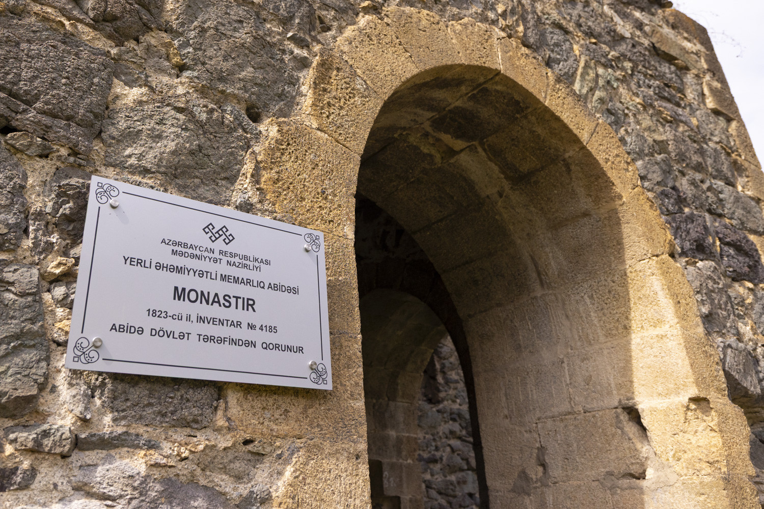 В Дашкесанском районе на существующих памятниках установлены информационные таблички