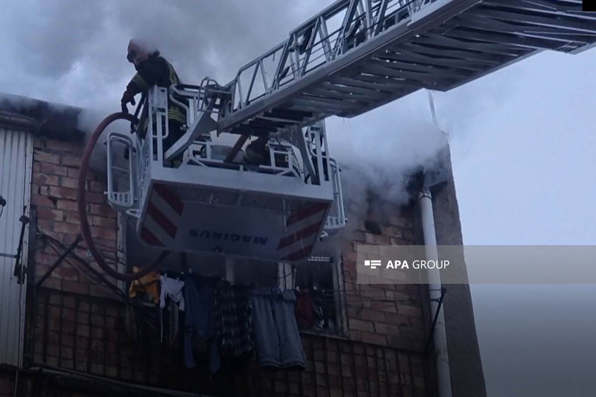 В двух  жилых зданиях в Баку произошел пожар