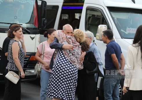 В Джебраил выехала первая группа бывших вынужденных переселенцев