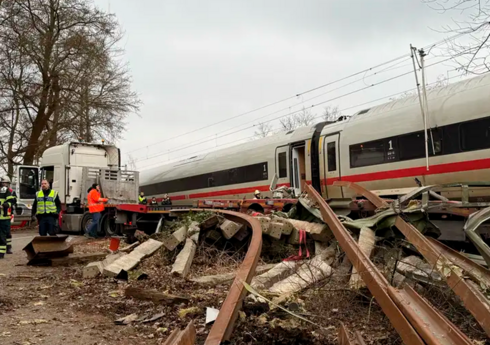 В ФРГ из-за столкновения поезда с грузовиком один человек погиб, 25 пострадали