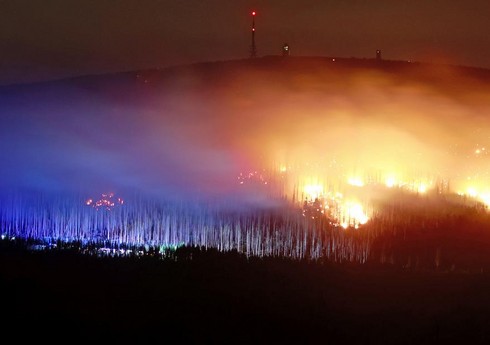В ФРГ продолжается борьба с крупным пожаром на горе Броккен
