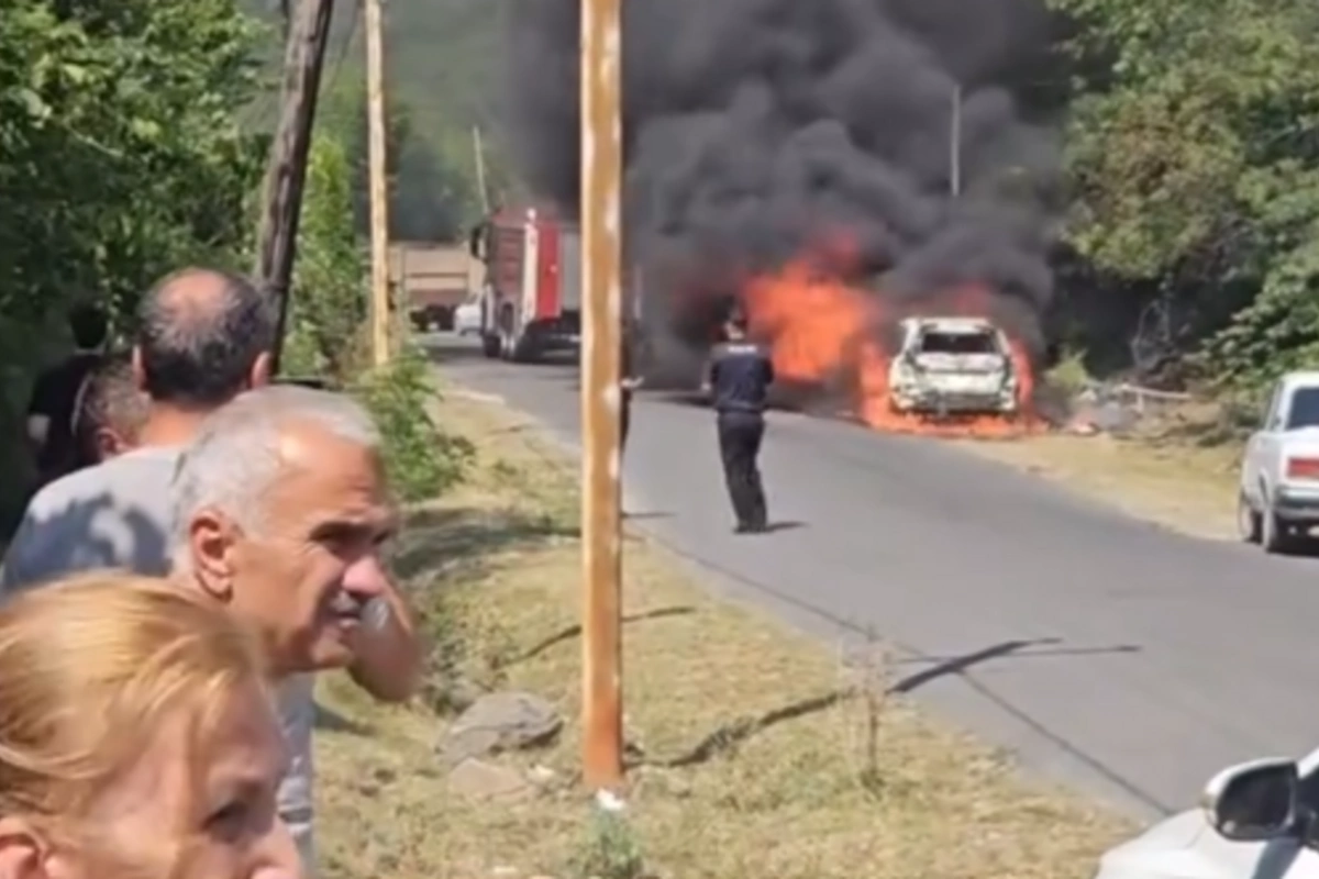 В Габале легковой автомобиль превратился в груду пепла