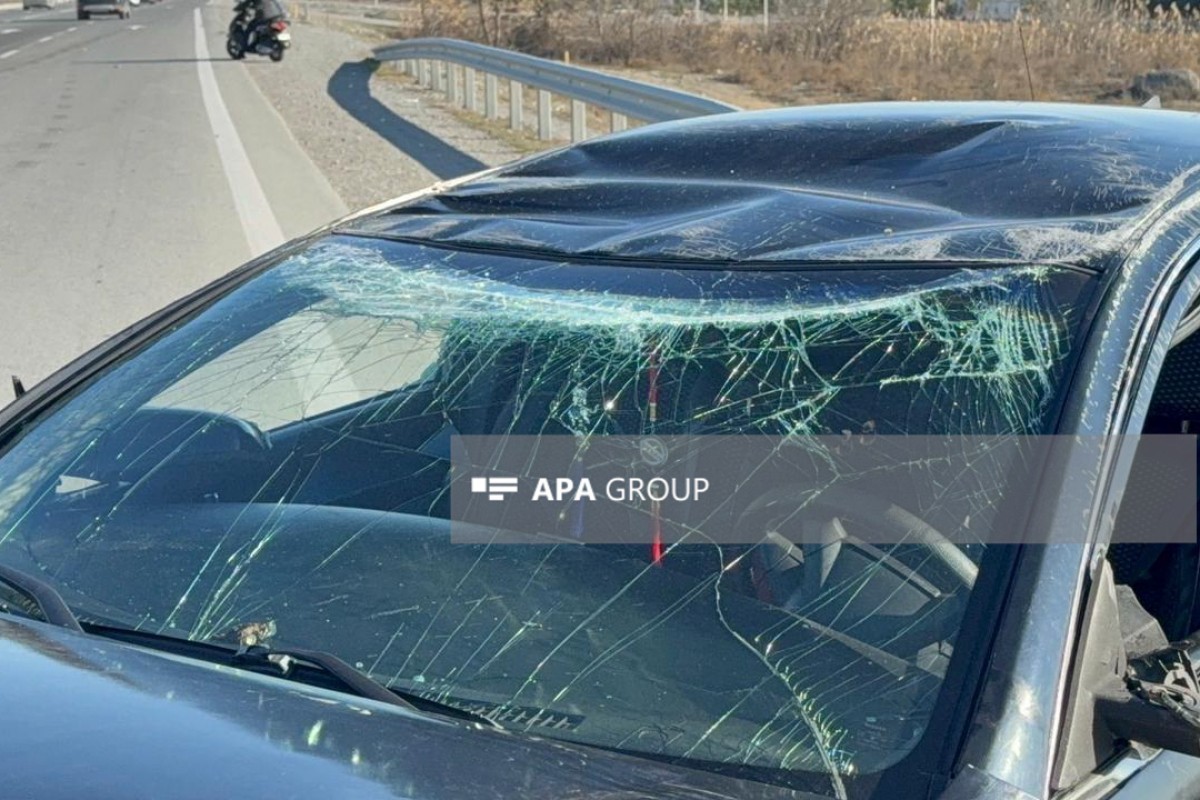 В Гёранбое перевернулся легковой автомобиль, пострадал водитель