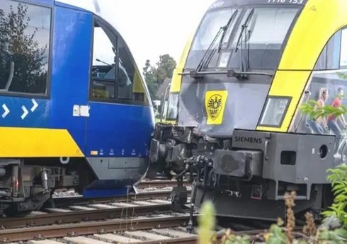 В Германии 13 человек пострадали в результате столкновения двух поездов