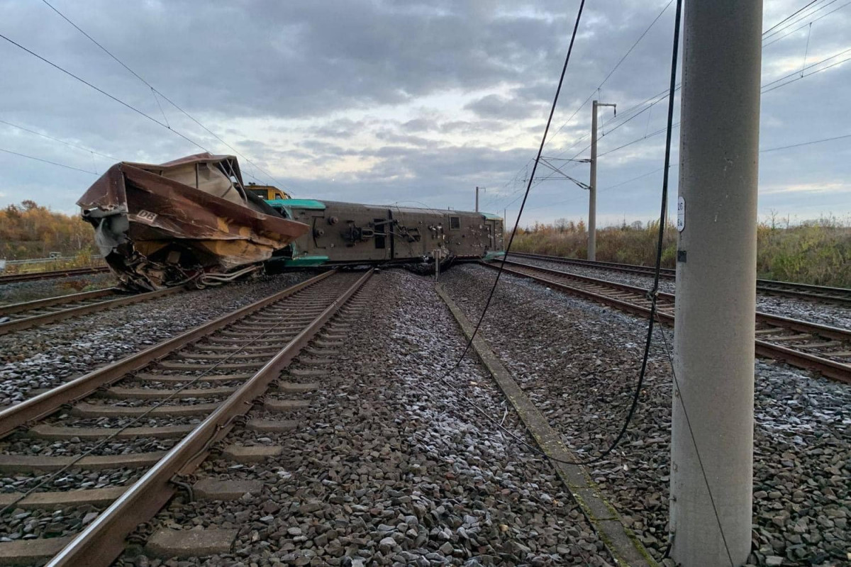 В Германии грузовой поезд сошел с рельсов