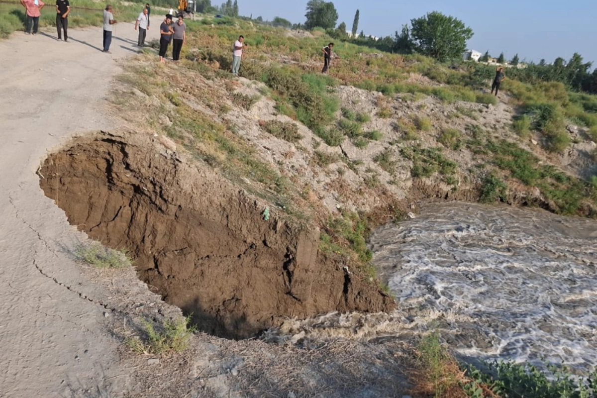 В Гёйчайском районе прорвало оросительный канал: вода разлилась по окрестностям