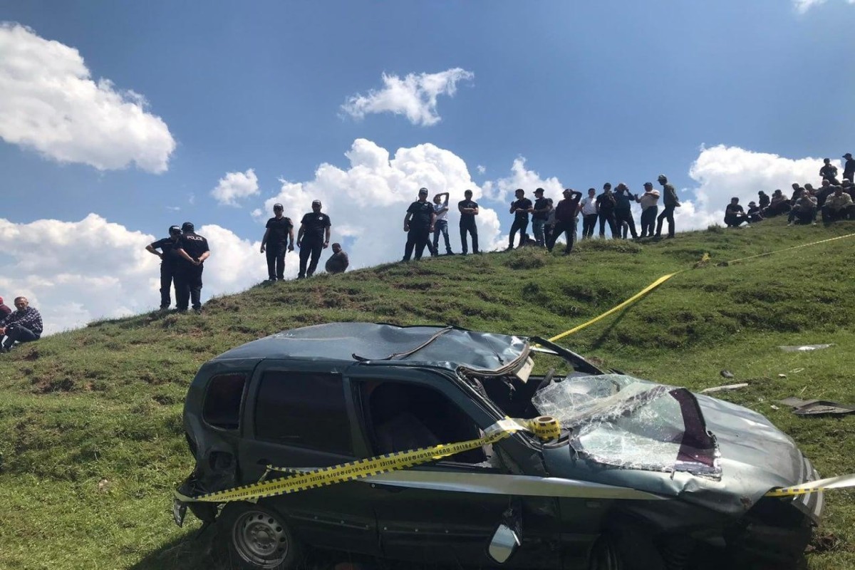 В Гёйгёле перевернулся автомобиль, пострадали три человека