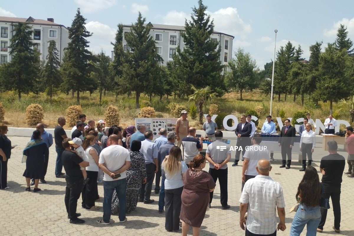 В город Ходжавенд, посёлок Гырмызы Базар и село Ходжавенд прибыли очередные группы переселенцев, им вручены ключи от домов -ОБНОВЛЕНО-1-ФОТО