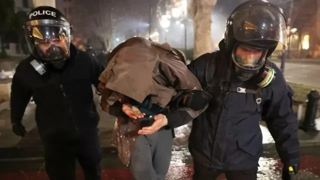 В Грузии задержали мужчину, поджегшего водомет бутылкой с зажигательной смесью