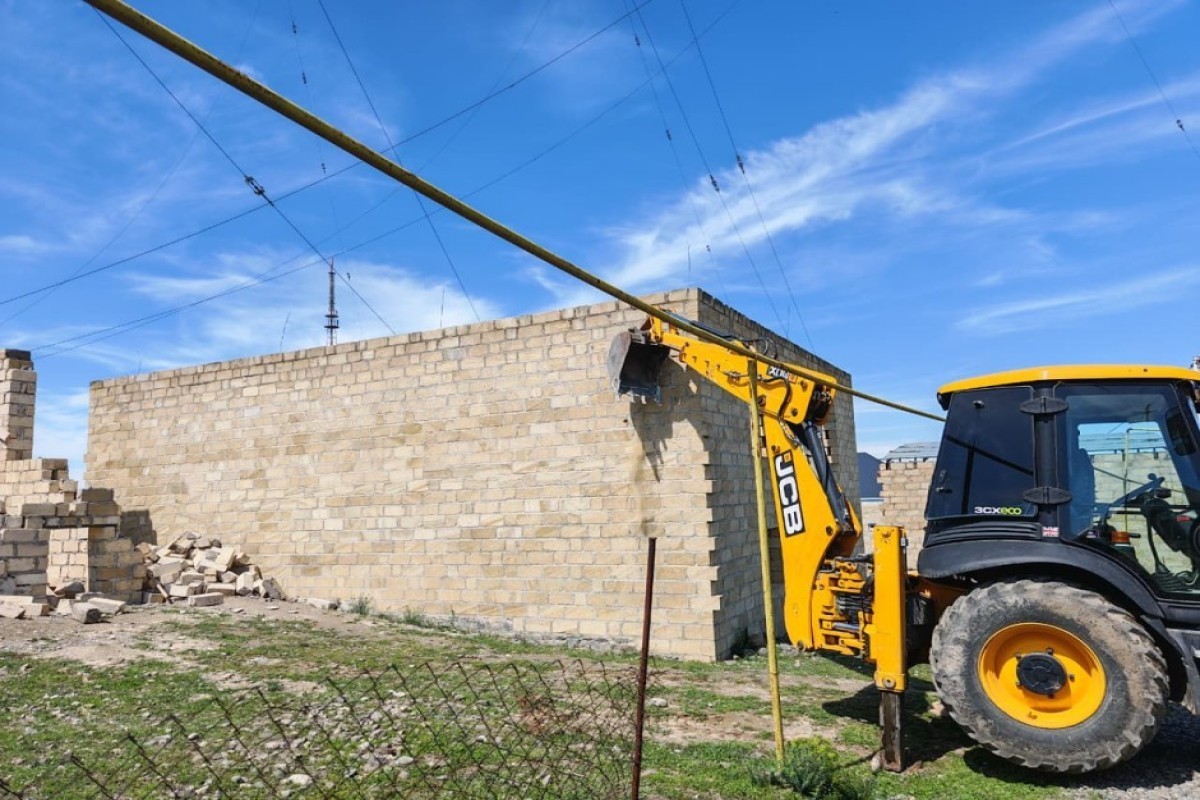 В Гяндже и Гёйгёле снесены незаконные постройки — ВИДЕО