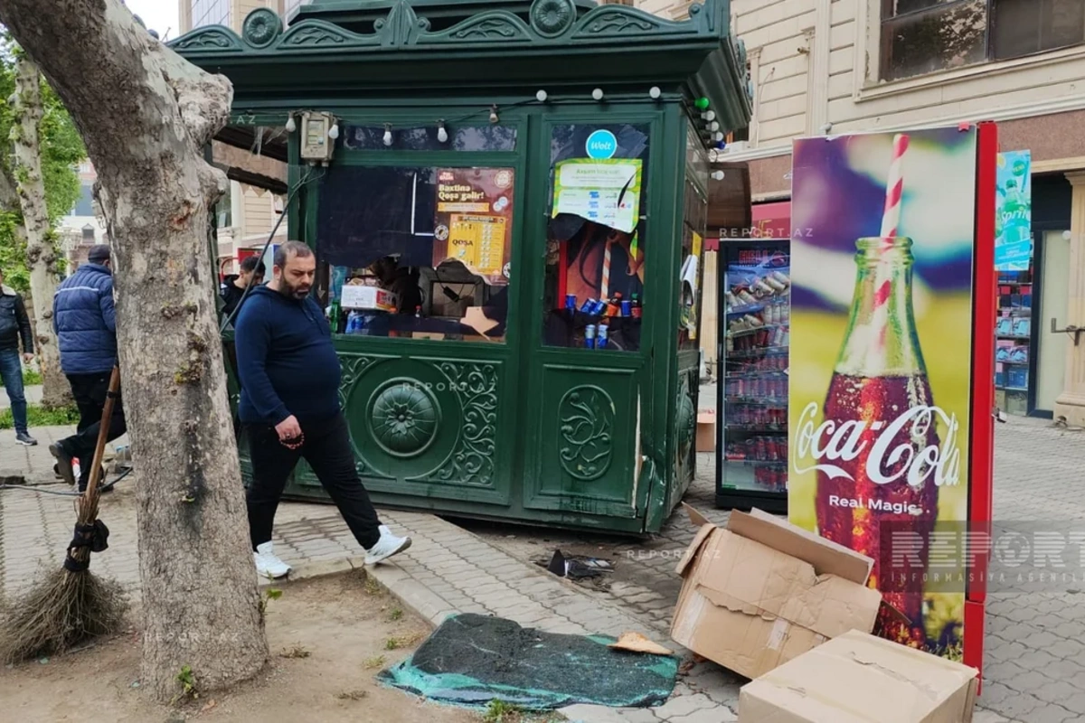 В Гяндже женщина погибла, оказавшись зажатой между авто и киоском