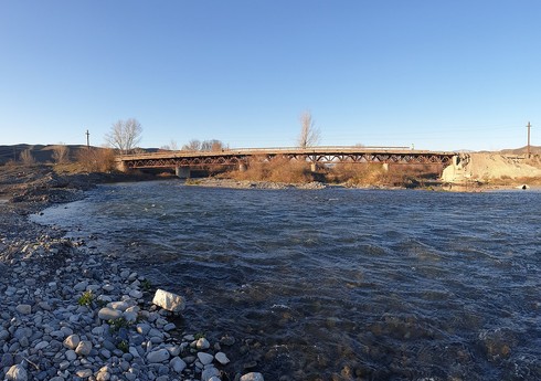 В Хачмазе два человека погибли при падении автомобиля в реку