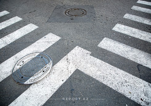 В Хатаинском районе Баку автомобиль сбил двух подруг