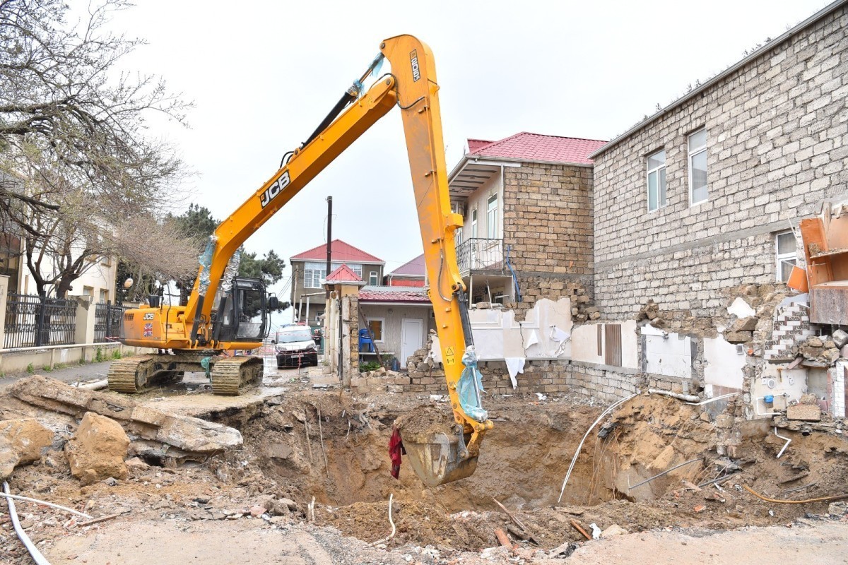 В Хатаинском районе Баку снесен дом, построенный над коллектором, начато восстановление линии