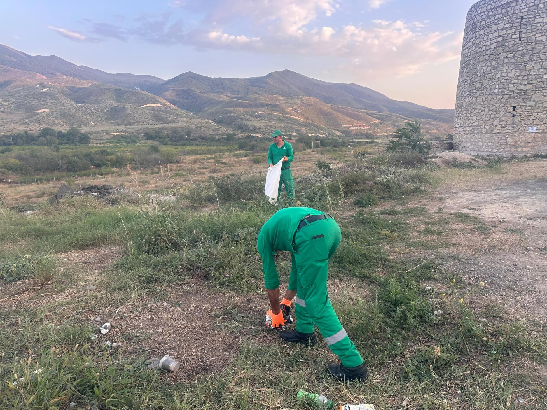 В Ходжалы приступили к очистке территории вокруг Аскеранской крепости от мусора