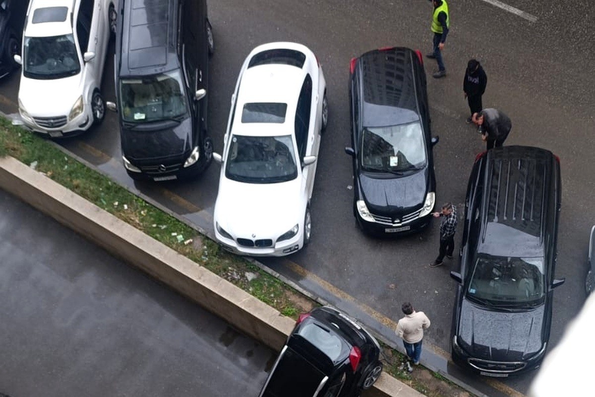 В Хырдалане перевернулся автомобиль, пострадал водитель — ВИДЕО