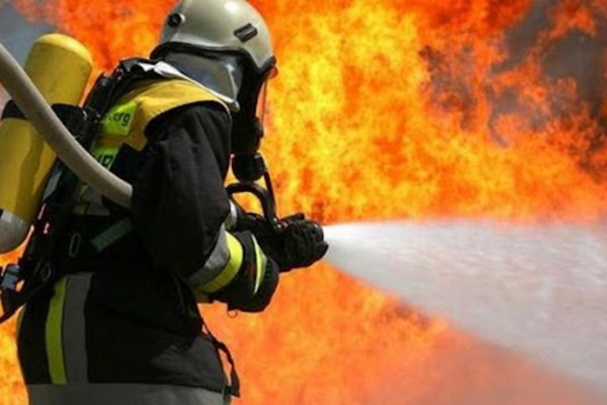 В Хырдалане произошёл пожар в многоэтажном доме: жители эвакуированы