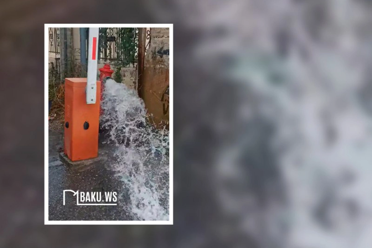 В Хырдалане взорвался гидрант: потоки воды затопили улицу